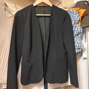 Sleek Black Blazer with Modern Fitted Design